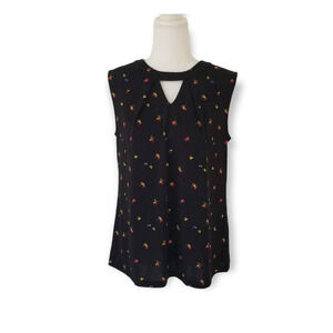 Attention Sophisticated top style with Small keyhole at front neck - Size M